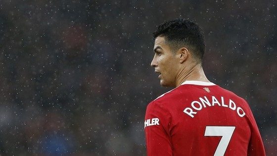 غير مرتاح في مانشستر.. فهل سيلعب رونالدو وميسي في نادٍ واحد؟