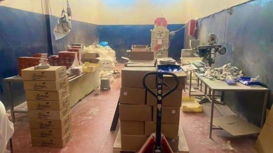 مكناس.. ضبط ثمانية أشخاص تتراوح أعمارهم ما بين 32 و52 سنة للاشتباه في تورطهم في إعداد وترويج مواد غذائية منتهية الصلاحية وتخزين منتوجات استهلاكية في ظروف من شأنها المساس بالصحة العامة